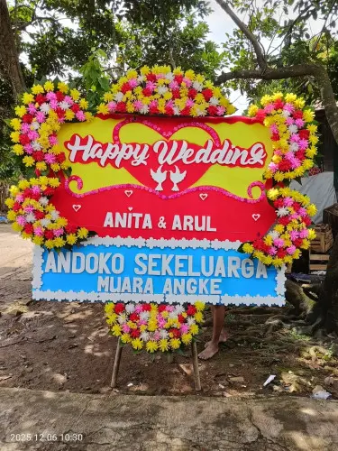 Bunga papan heppy wedding full bunga  di Gunung Sindur
