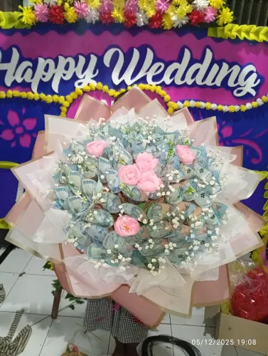 Bouquet uang  di Gunung Sindur